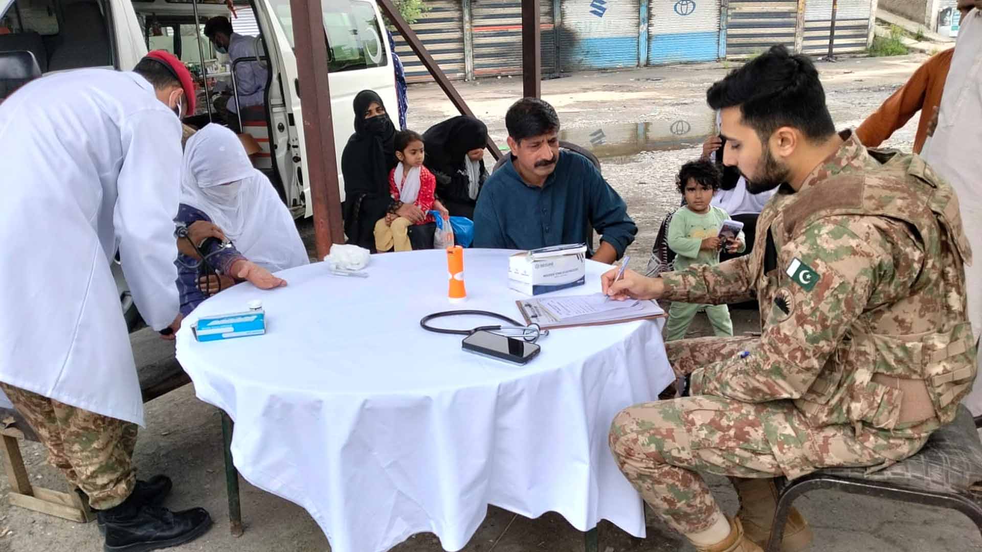 راولاکوٹ میں پاک فوج اور قانون نافذ کرنے والے اداروں کا مفت طبی کیمپ، 141 مریضوں کو علاج اور ادویات فراہم