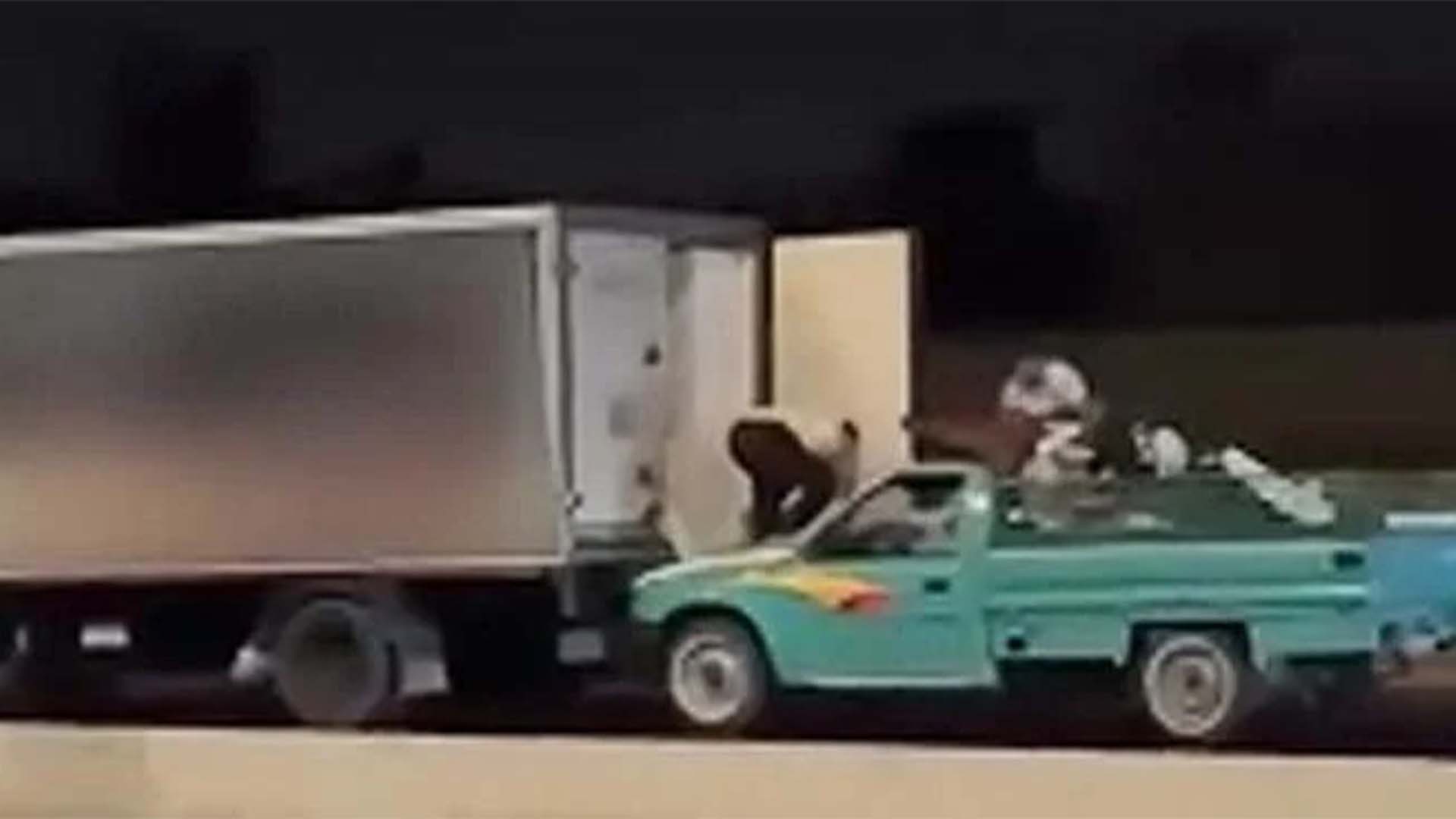 فاسٹ اینڈ فیوریس جیسی واردات، چلتے ٹرک سے 105 کلو چکن چوری
