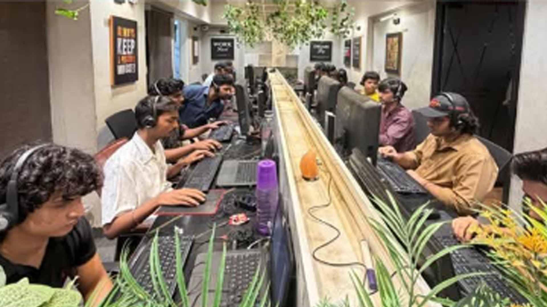کراچی میں غیر ملکی شہریوں سے  فراڈ کرنے والے کال سینٹر پر NCCIA کا چھاپہ، متعدد ملزمان گرفتار