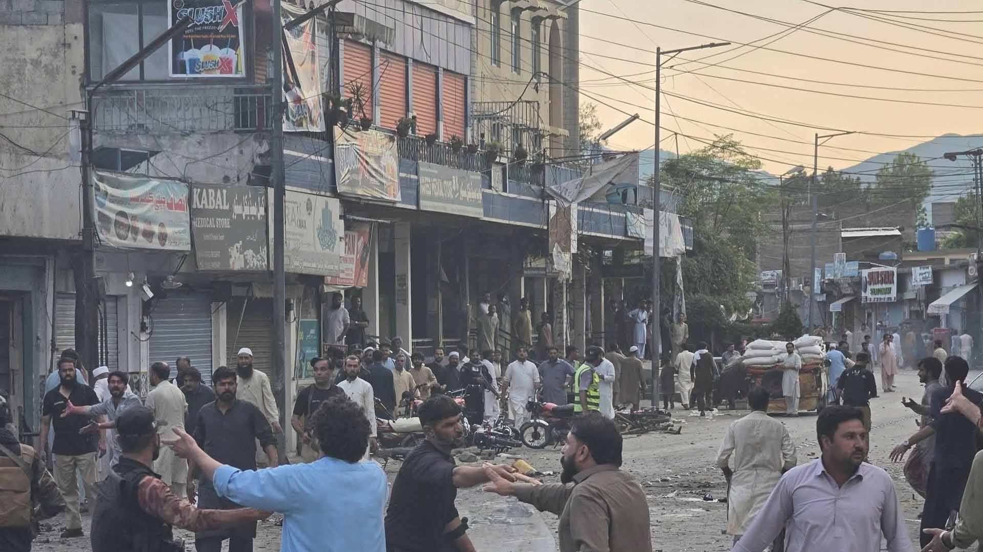 فتنہ الخوارج کے افغانی خودکش بمبار کا کبل تھانے کے مرکزی گیٹ کے سامنےپولیس کو نشانہ بناتے ہوئے خودکش دھماکہ متعدد افراد زخمی، ہلاکتوں کا خدشہ