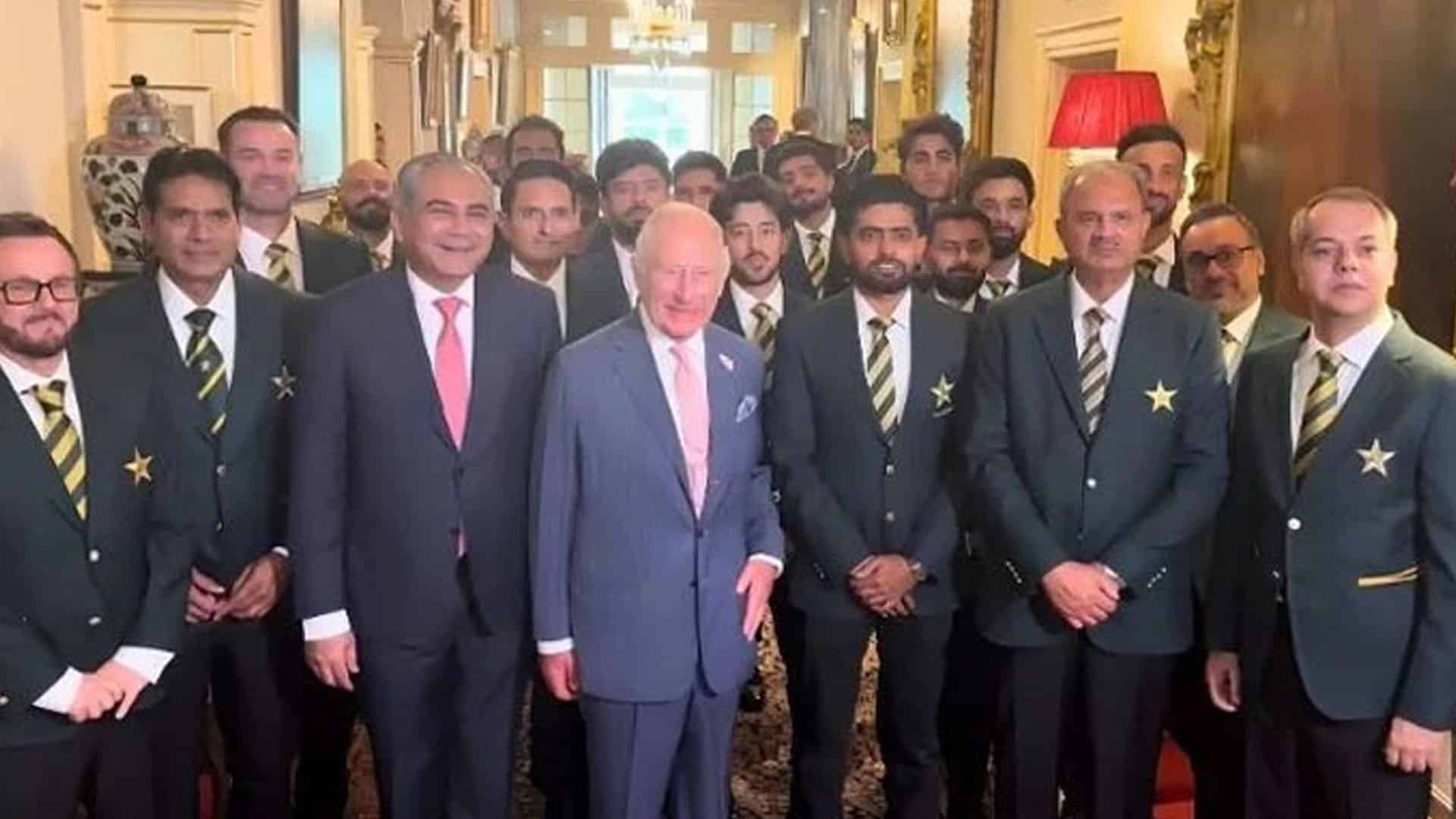 کنگ چارلس سے پاکستانی کرکٹ ٹیم کی ملاقات، محسن نقوی سے کرکٹ اور امن و امان پر گفتگو