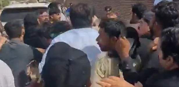 نمائندہ آزاد ڈیجیٹل پر حملہ کی شکایت کرنے پر سہیل آفریدی  نے منہ پھیر لیا