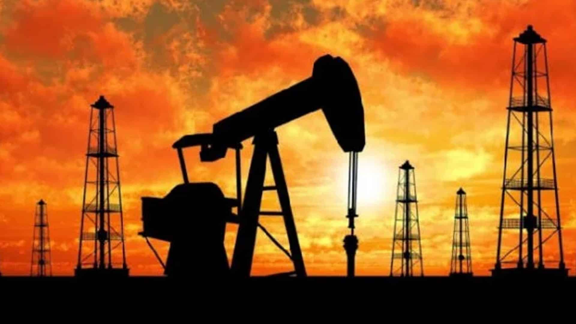 دنیا کی تیل سپلائی خطرے میں؟ عالمی منڈی میں خام تیل کی قیمتوں میں اتار چڑھاؤ