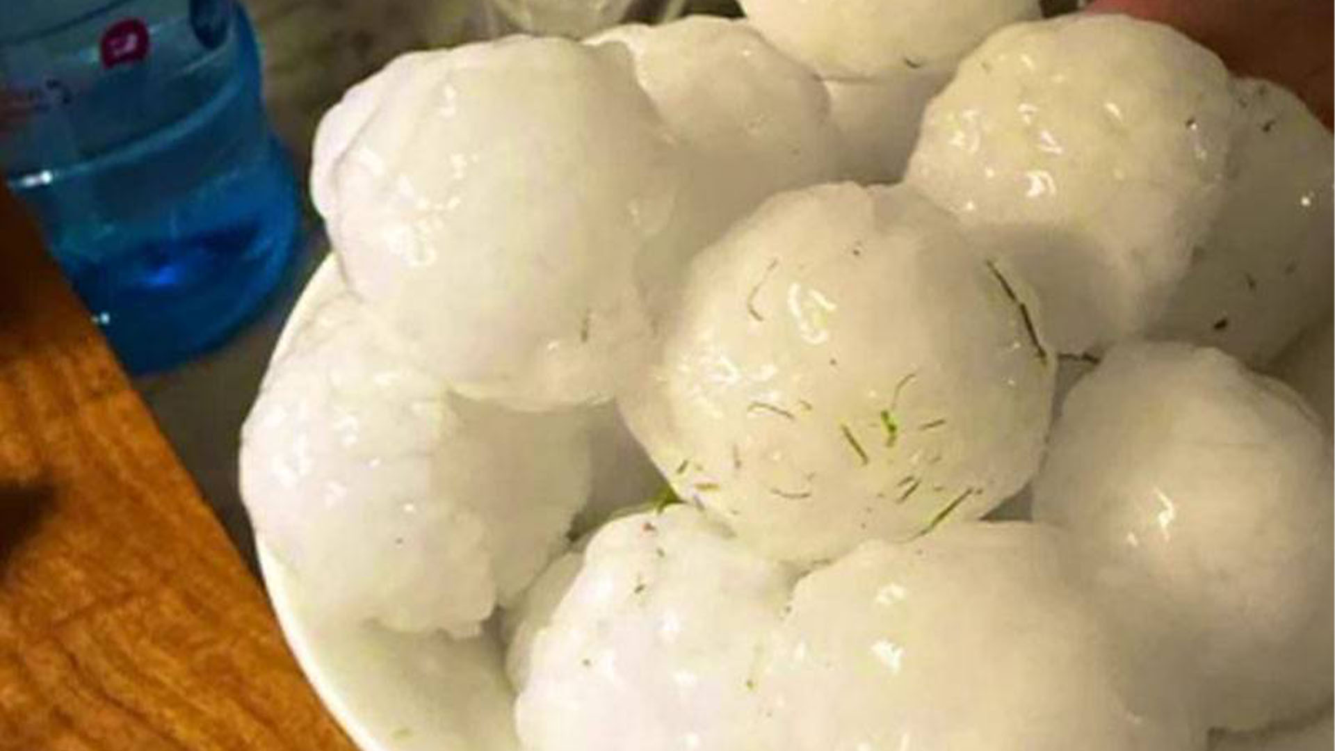 خیبر پختونخواہ میں شدید ژالہ باری، انڈے جتنے بڑے اولوں نے تباہی مچا دی