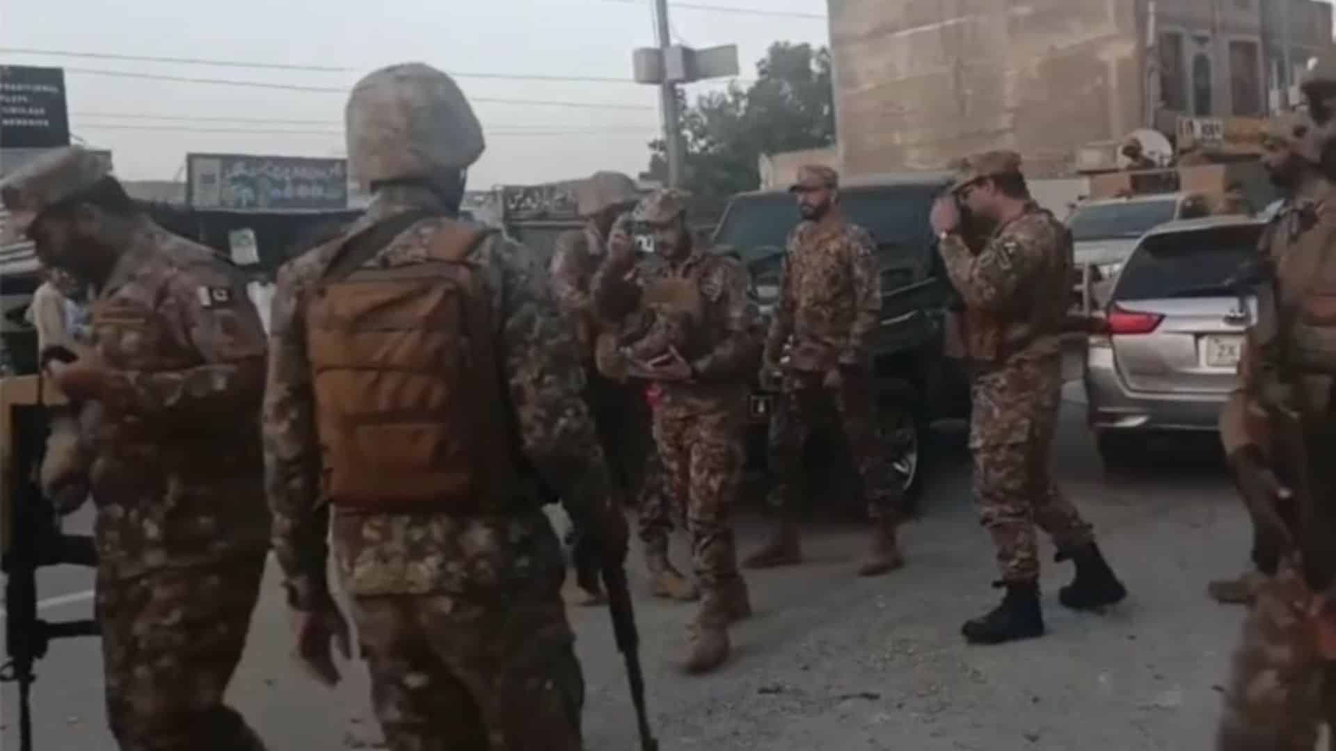 گیریزن افسر  کمانڈر 9 انفنٹری ڈویژن کوہاٹ میجر جنرل شاہد عامر افسر  بذات خود دہشت گردوں کا مقابلہ کرنے کوہاٹ پولیس لائنز میں موجود