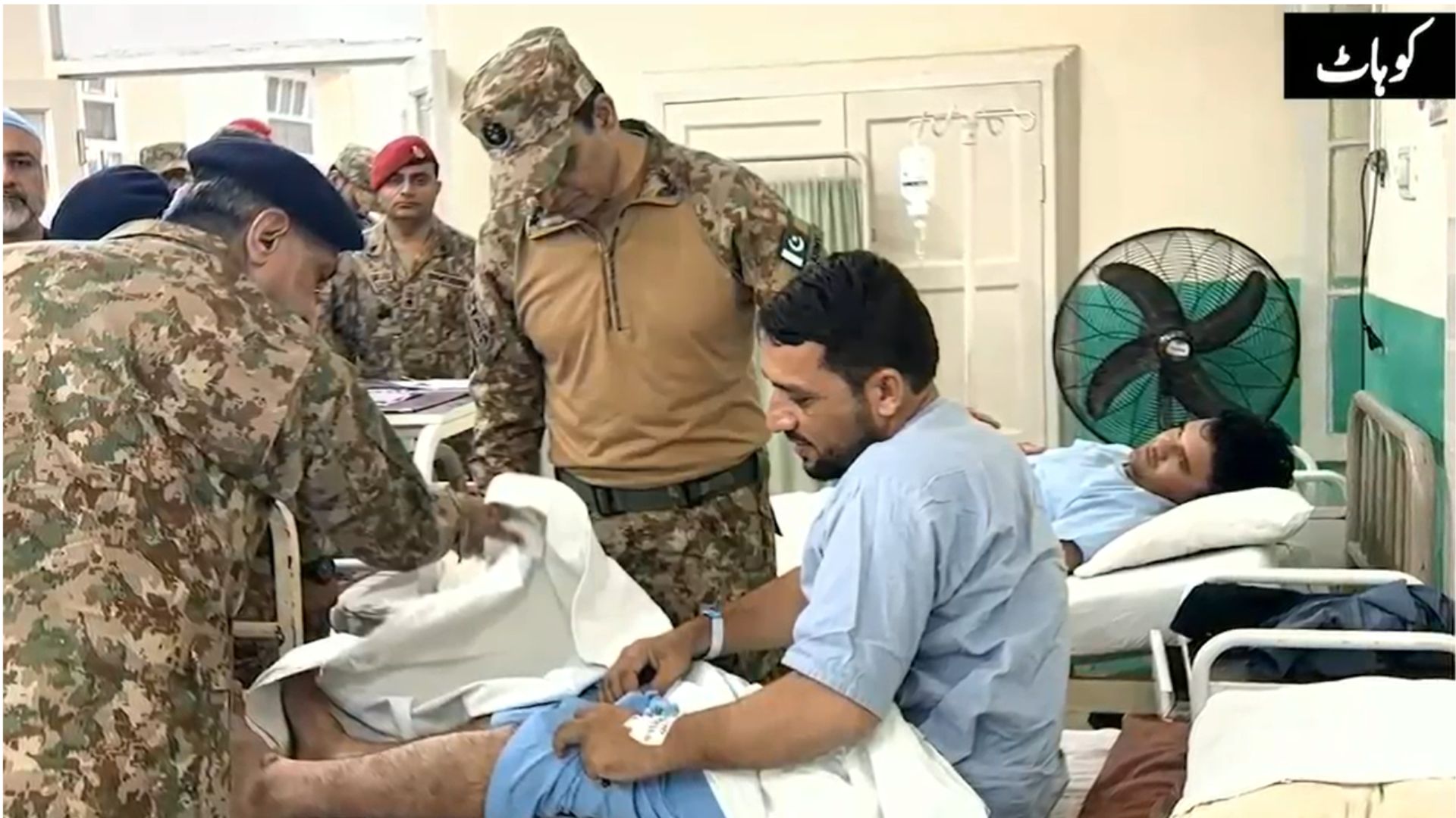 کوہاٹ پولیس لائنز مسجد دھماکا،  گیریزن افیسر کمانڈنگ 9 انفینٹری ڈویژن کوہاٹ  میجر جنرل شاہد امیر افسر کا سی ایم ایچ کوہاٹ کا دورہ