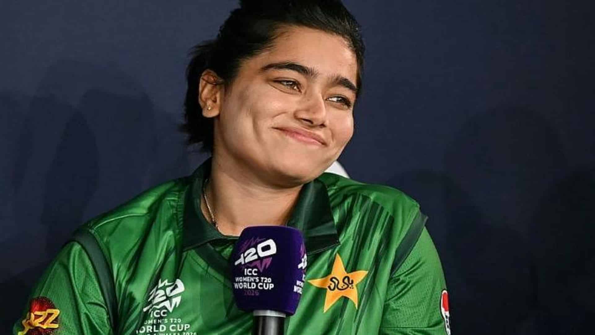 فاطمہ ثنا کا عالمی کرکٹ میں نیا سفر، سپر 60 لیگ کھیلنے کینیڈا پہنچ گئیں