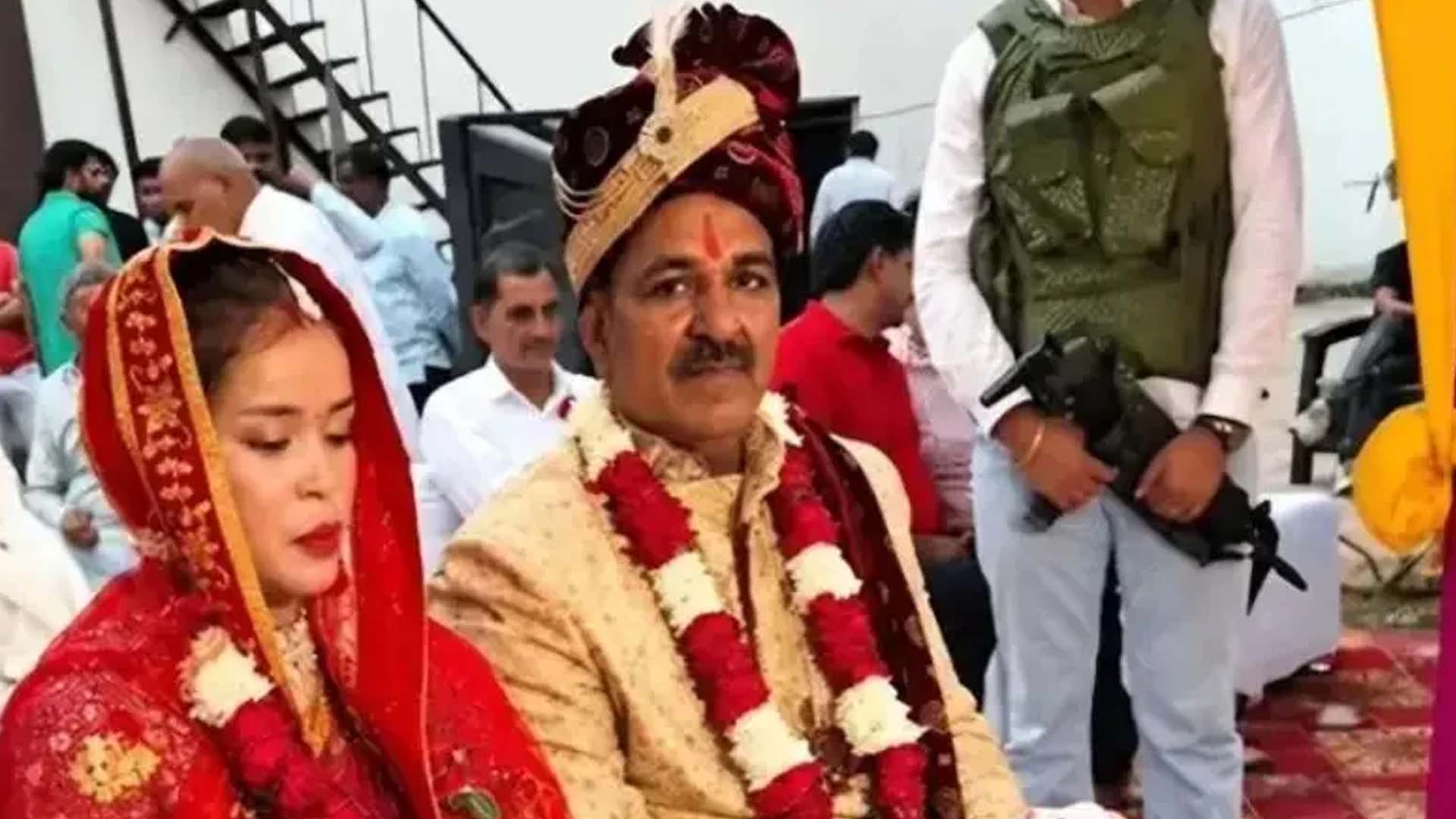 جیل سے دولہا بن کر باہر آیا خطرناک گینگسٹر،شادی کیلئے12 گھنٹے کی آزادی
