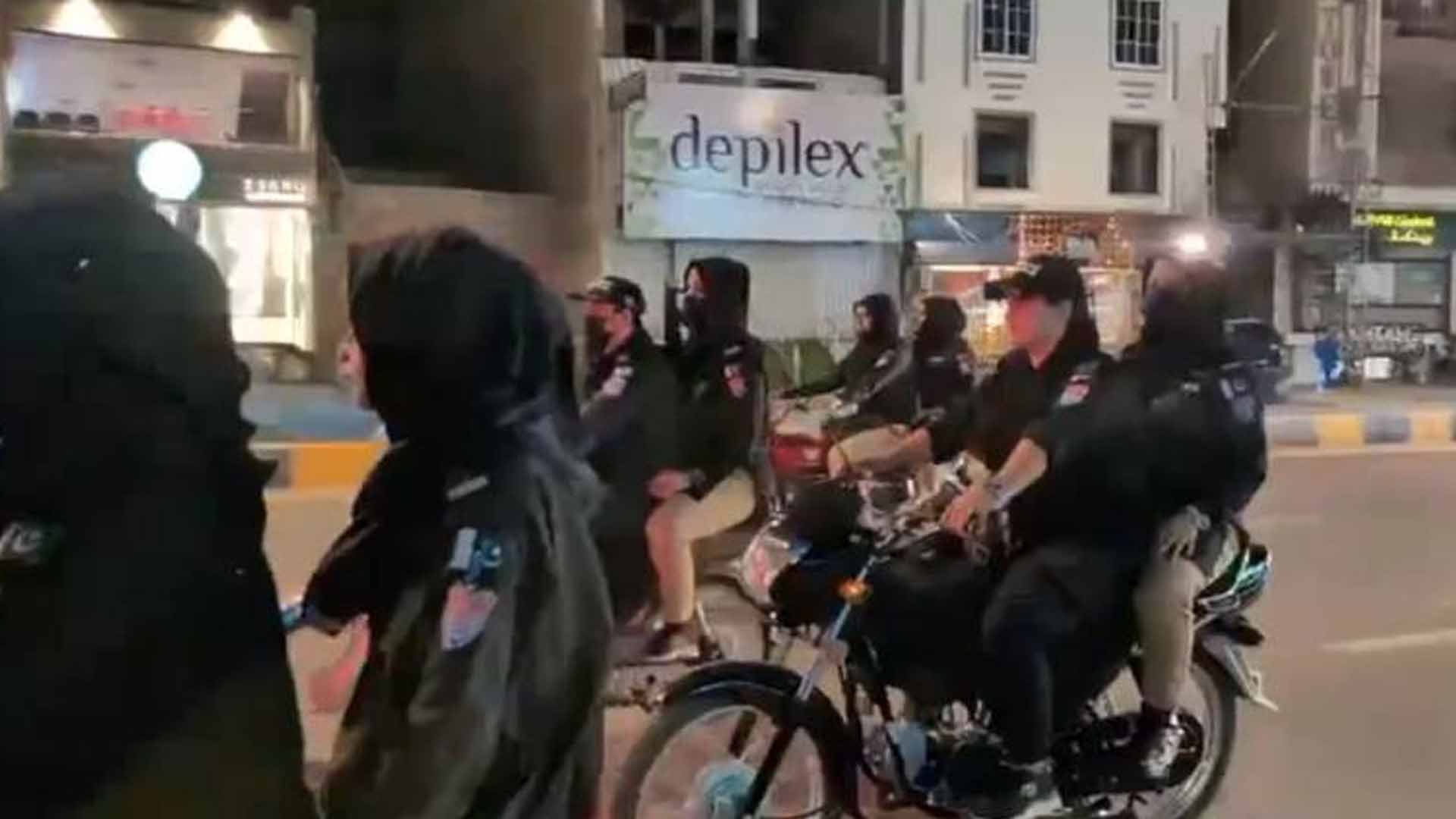 حیدرآباد میں خواتین پولیس کا نِسا اسکواڈ تشکیل، 50 اہلکار موٹرسائیکلوں پر گشت کریں گی