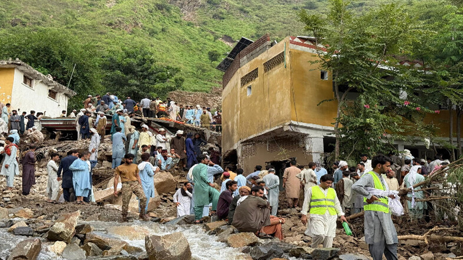 خیبرپختونخوا میں بارشوں کا قہر، لوگ ڈوب گئے، عوام مشکلات میں، وزیراعلیٰ لاہور میں مصروف