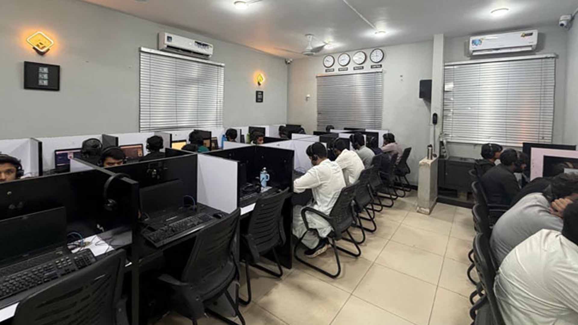 کراچی،این سی سی آئی اے کا کال سینٹر پر چھاپہ، 70 افراد گرفتار
