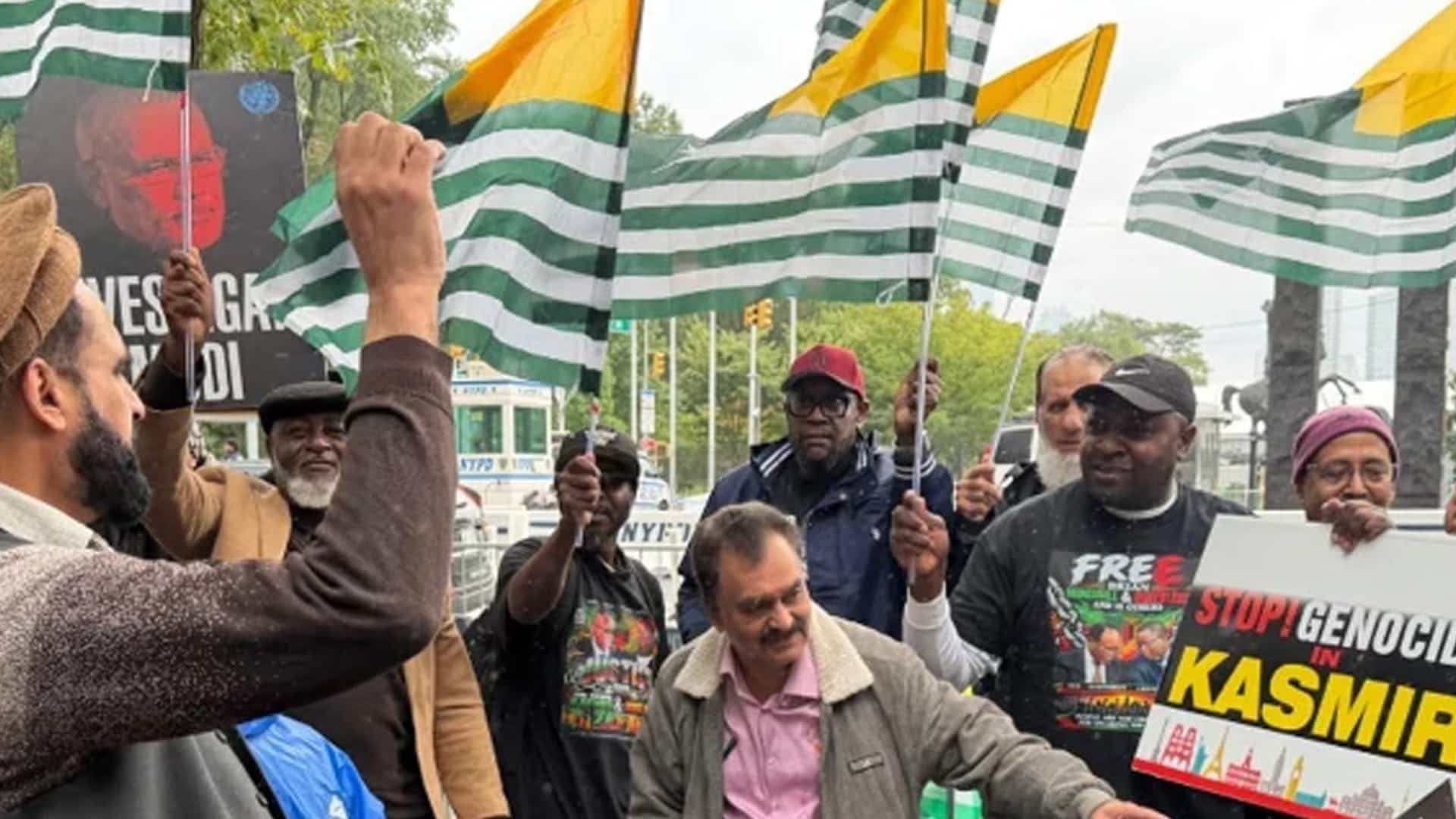 اقوام متحدہ دفتر کے باہر بھارتی مظالم کے خلاف کشمیریوں کا شدید احتجاج، حقِ خودارادیت اور عالمی قراردادوں پر عملدرآمد کا مطالبہ