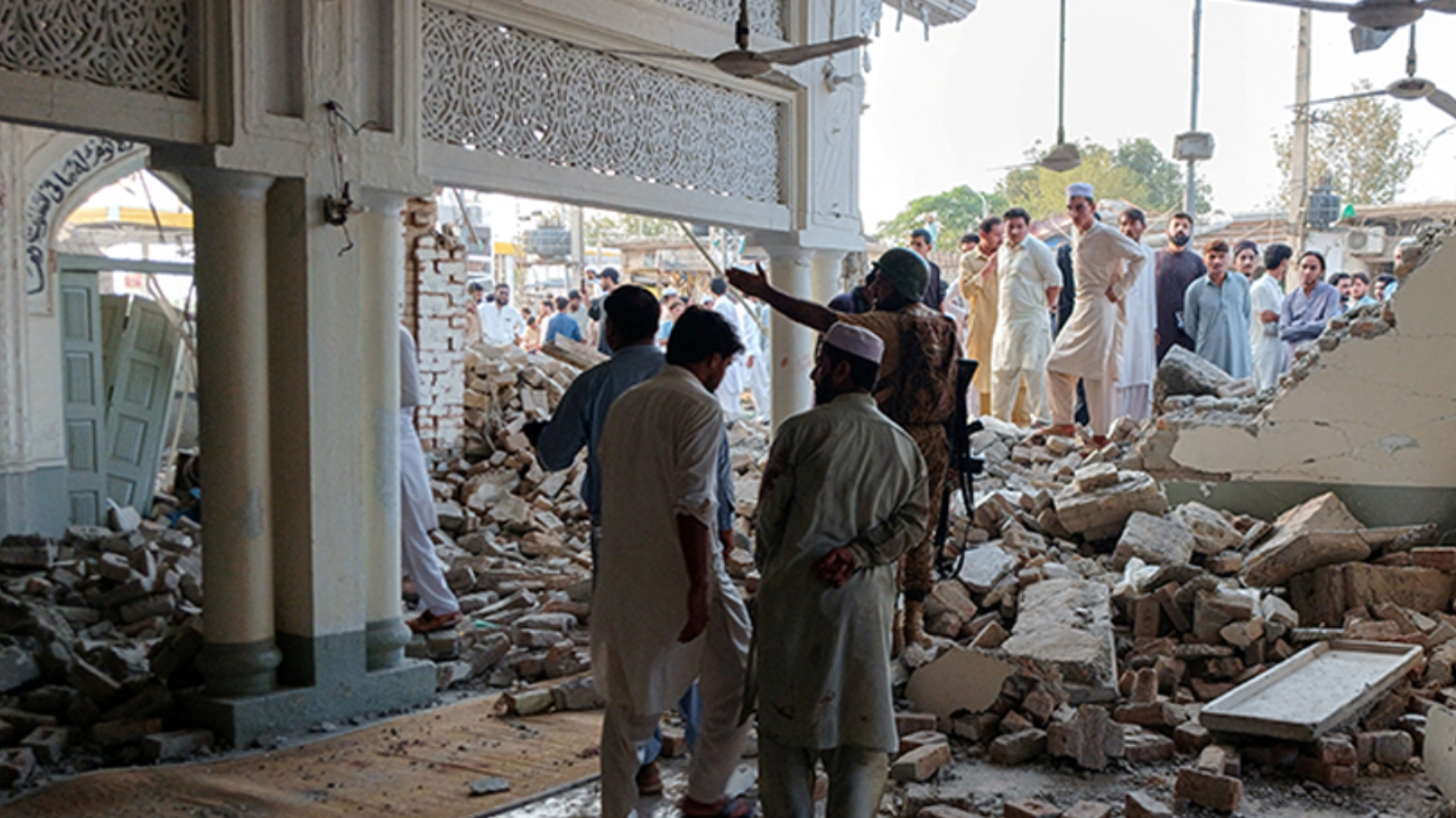 کوہاٹ خودکش دھماکے کی تحقیقات جاری، دہشتگرد بارود سے بھری گاڑی اور رکشے میں پہنچے، تفتیشی حکام