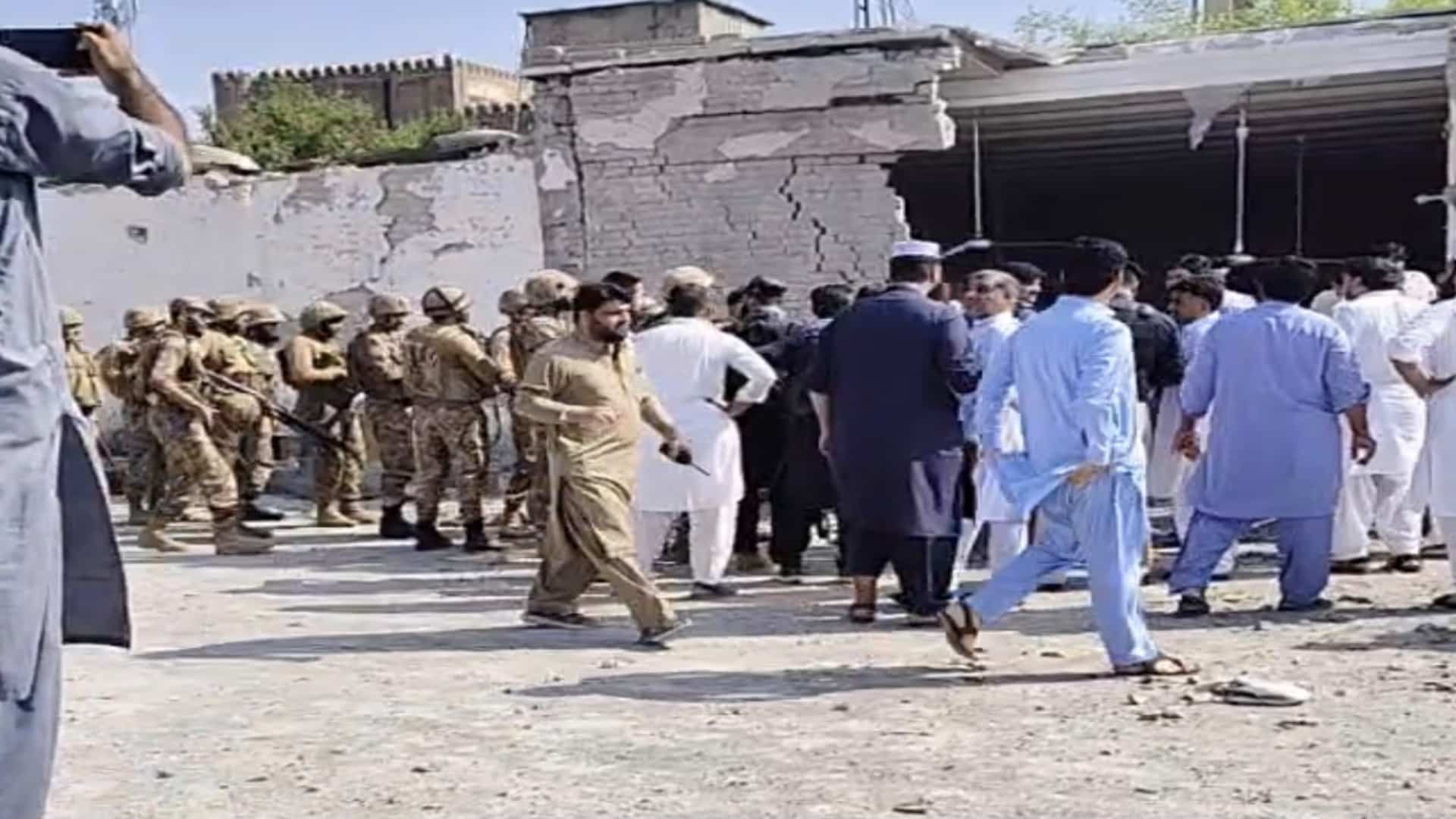 کوہاٹ پولیس لائنز مسجد دھماکا : 15 پولیس اہلکاروں سمیت 21 افراد شہید، 103 زخمی، ابتدائی رپورٹ  سامنے آگئی