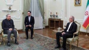 محسن نقوی اور ایرانی صدر کی ملاقات، پاکستان ایران تعاون مزید بڑھانے پر اتفاق