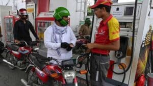 موٹر سائیکل سواروں  کیلئے سستے پیٹرول سے متعلق خوشخبری