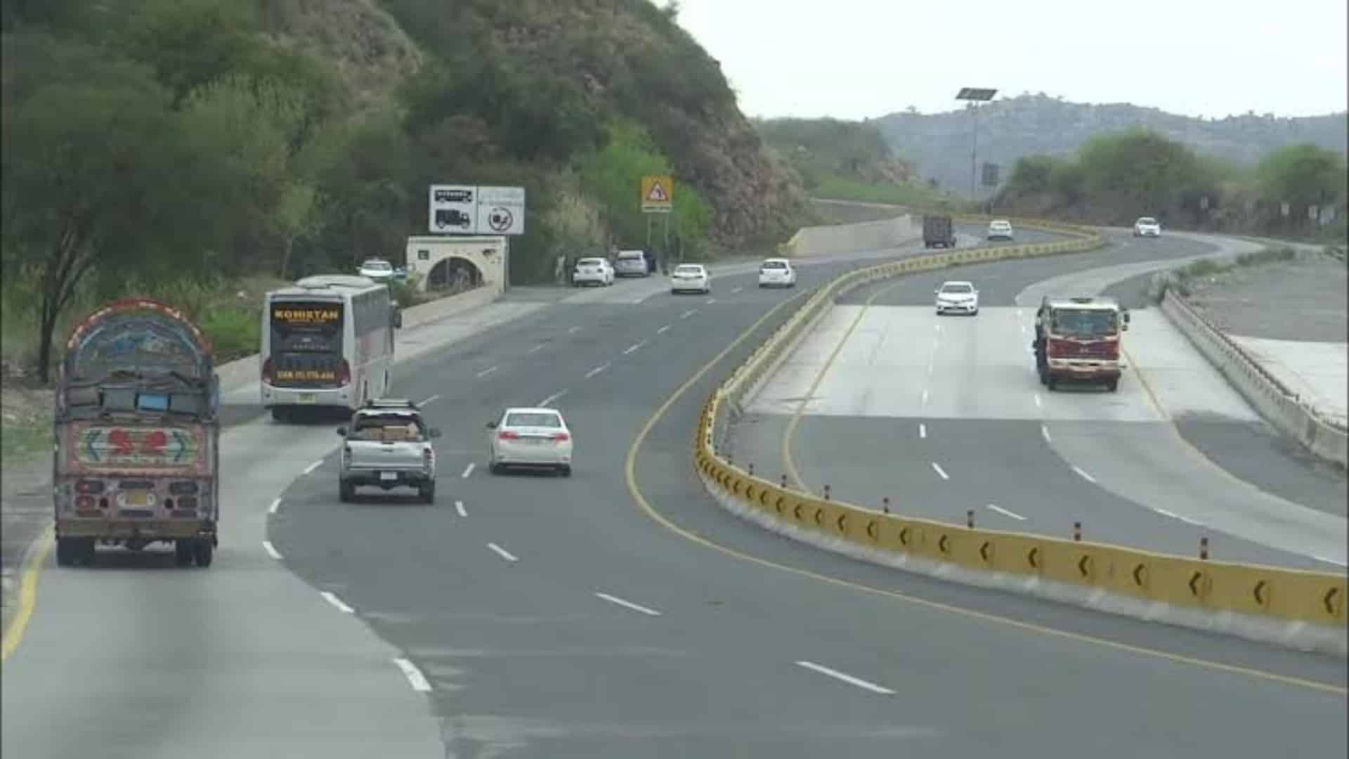 جڑواں شہروں اور خیبر پختونخوا  کے درمیان اہم راستے بند ، مسافروں کو احتیاط برتنے کی ہدایت