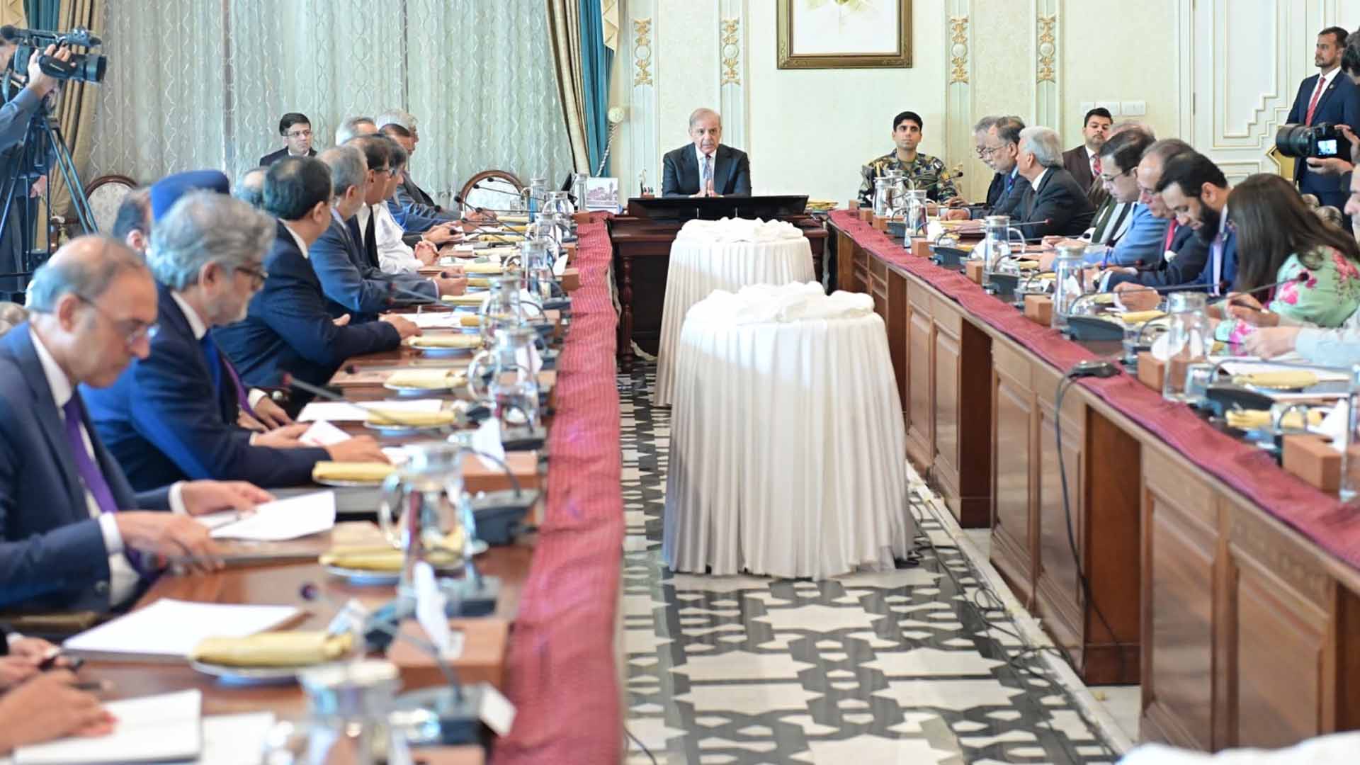 وزیراعظم  سے صنعت کاروں اور کاروباری شخصیات کی ملاقات، برآمدات اور معاشی سرگرمیوں پر مشاورت