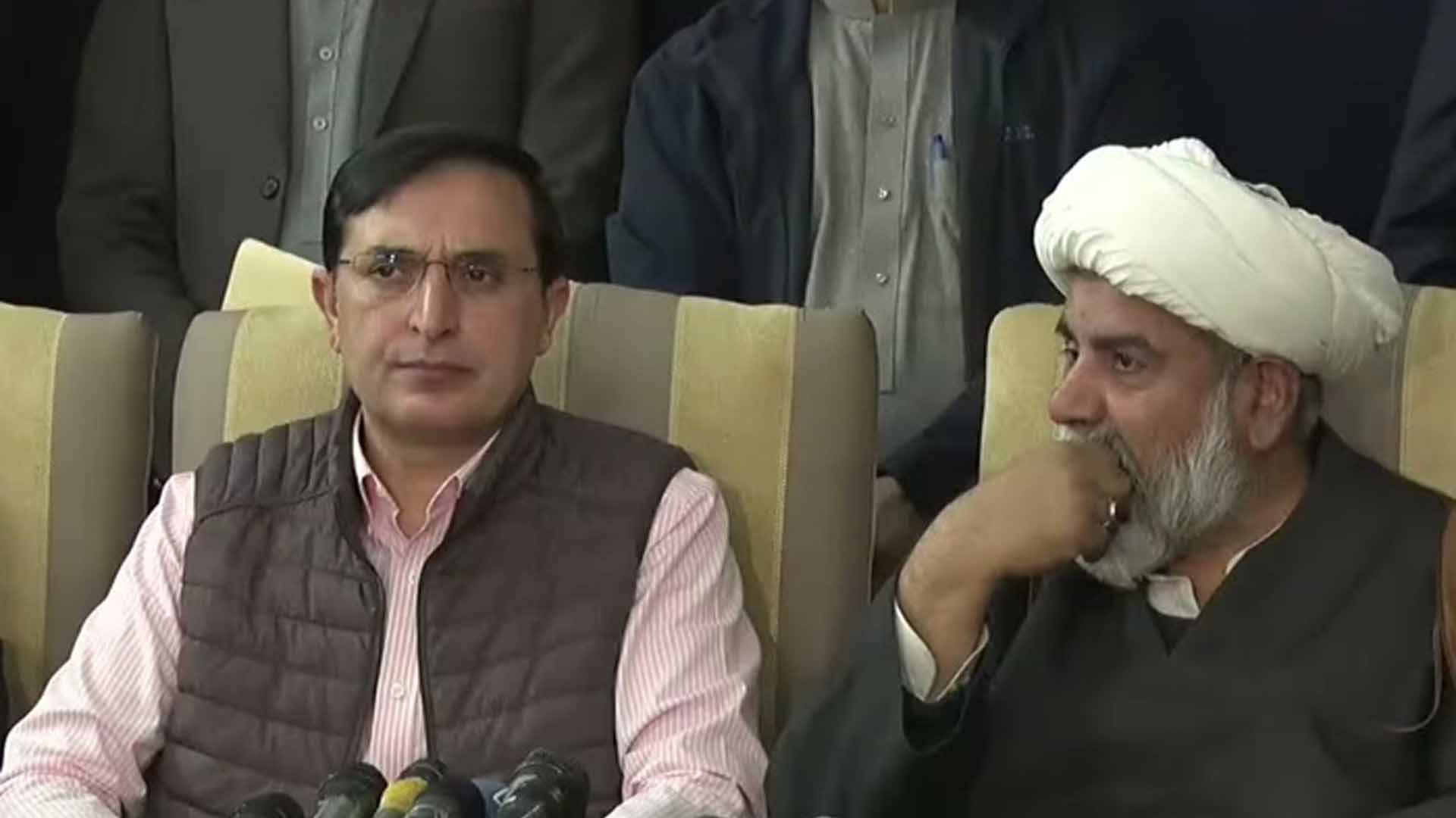 فرمائشی گرفتاریوں،حکومتی تیاریوں کے بعد پی ٹی آئی نے بڑا یو ٹرن لے لیا، مذاکرات کا فیصلہ