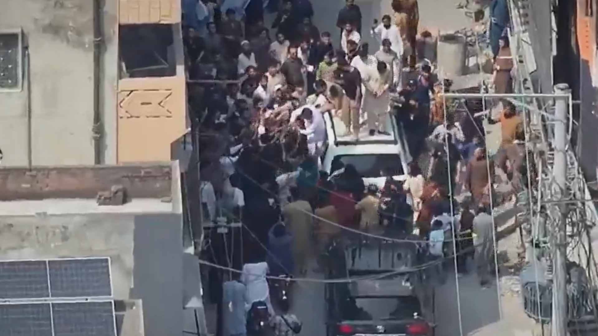 وزیرآباد،سہیل آفریدی100افراد کا  لشکر لے کر  کارکن کے گھر گھس گئے،ویڈیووائرل
