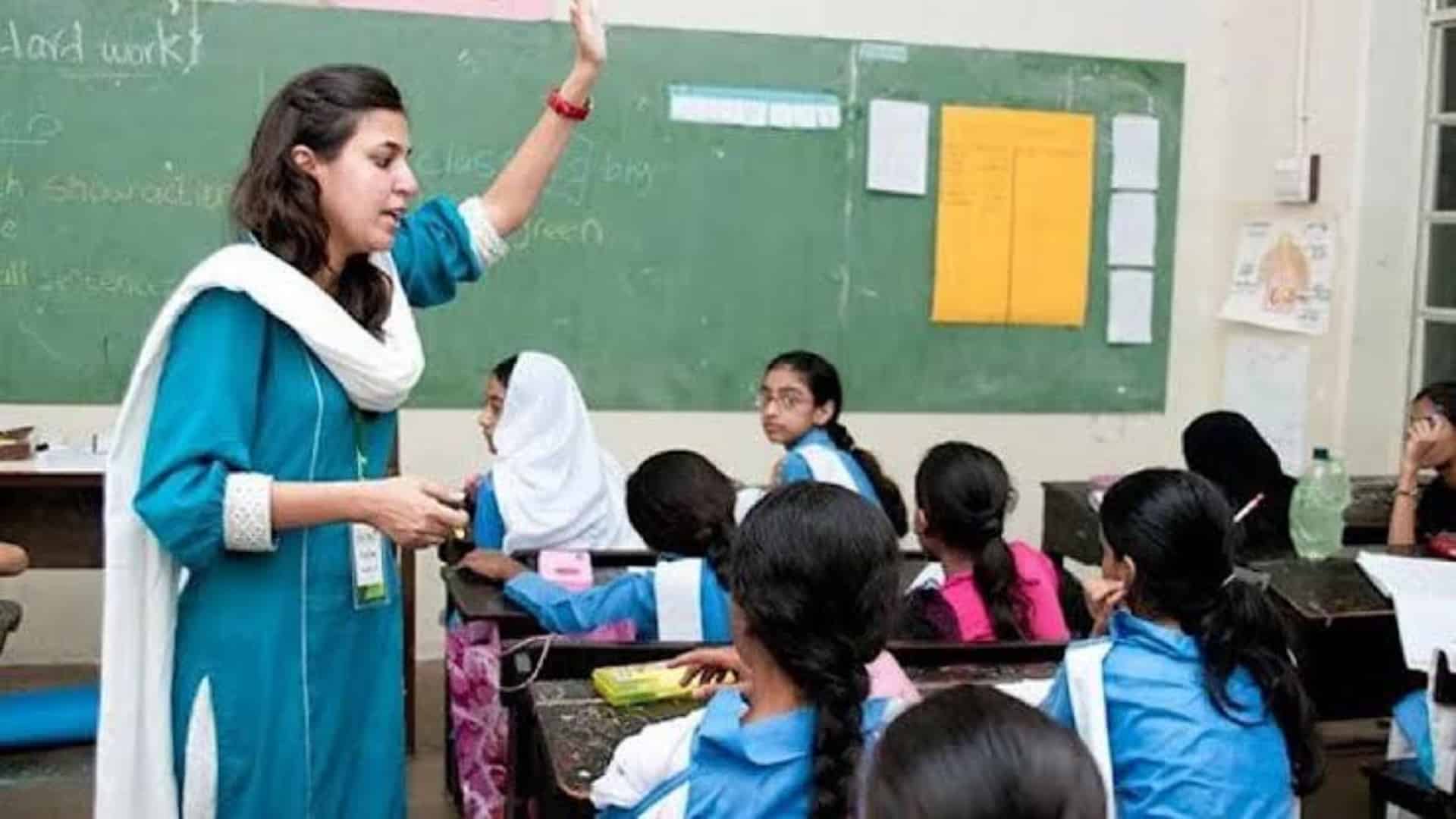 پنجاب : سکول ٹیچر انٹرنز کی دوبارہ بھرتی کا فیصلہ، پرانے اساتذہ کی خدمات بھی برقرار