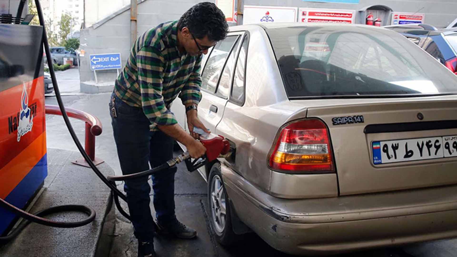 ا یران میں زیادہ پیٹرول استعمال کرنے والوں کے لیے قیمت بڑھانے کا اعلان