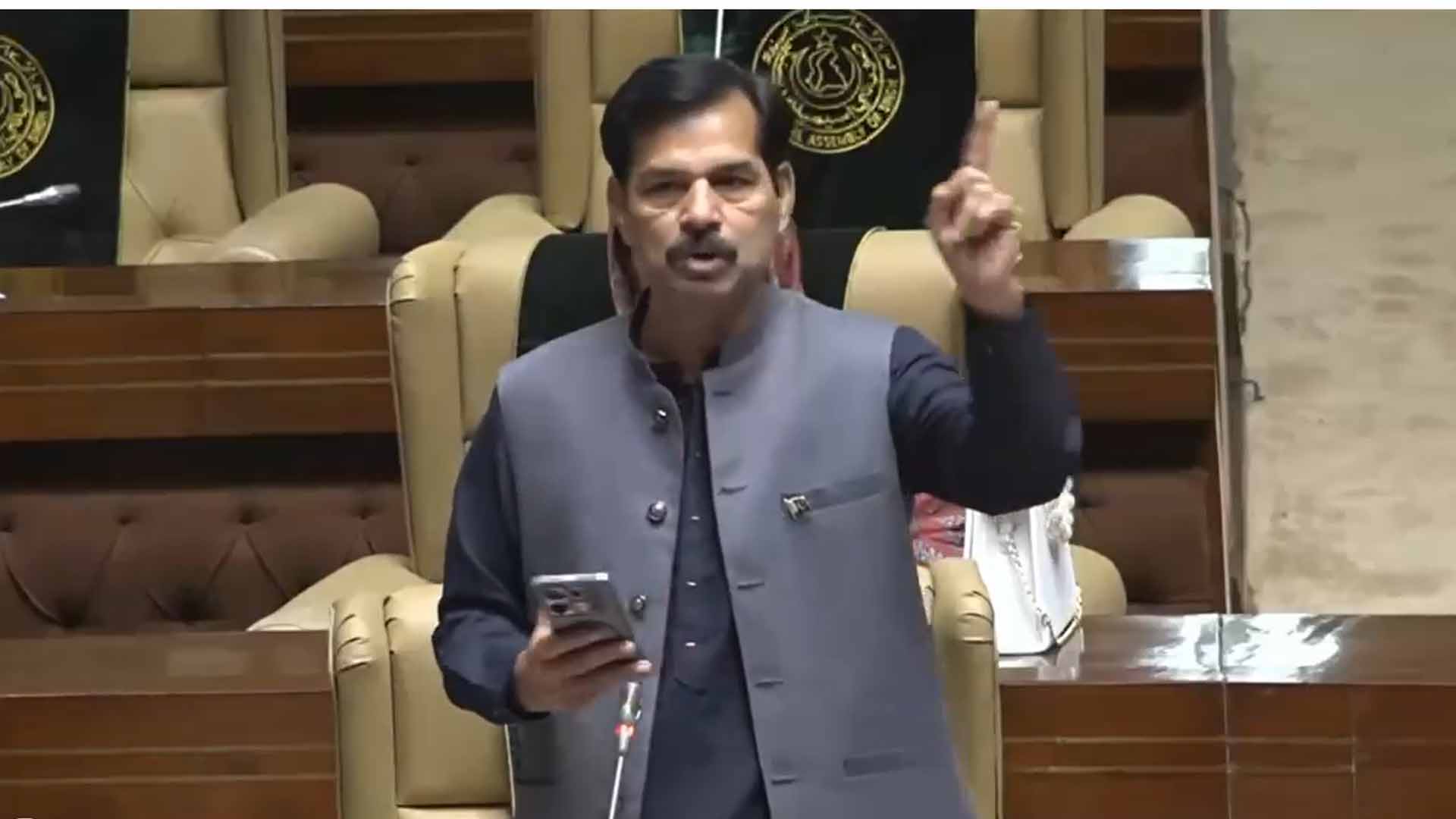 نئے صوبے بنانا آئین کے مطابق ،سندھ کی تقسیم سے جوڑنا درست نہیں،ریحان اکرم