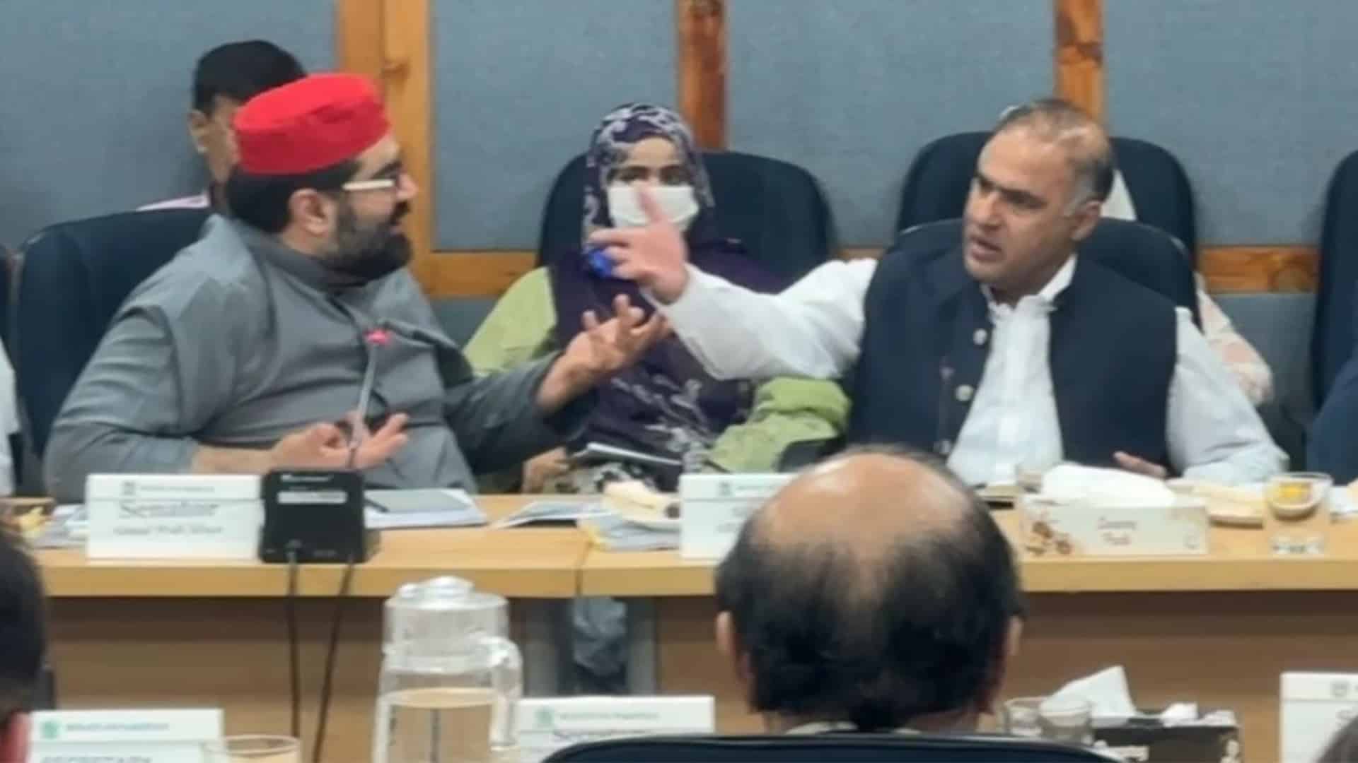 اجلاس میدانِ جنگ بن گیا، عابد شیر علی اور ایمل ولی میں جھگڑا