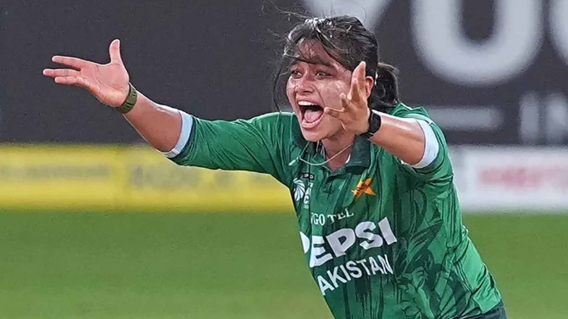 بھارت کے خلاف میچ کا ’پویلین اشارہ‘ فاطمہ ثنا کو مہنگا پڑگیا، بھاری جرمانہ