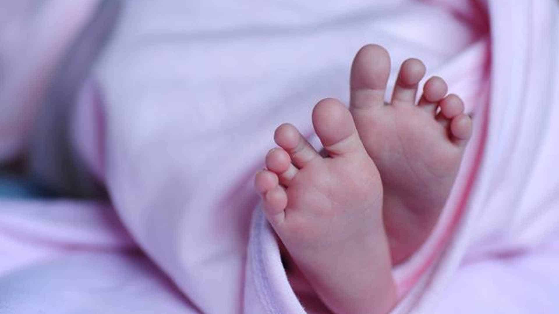 ماں نے 2 ماہ کے بچے کو برساتی نالے میں پھینک دیا،افسوسنا ک وجہ سامنے آگئی