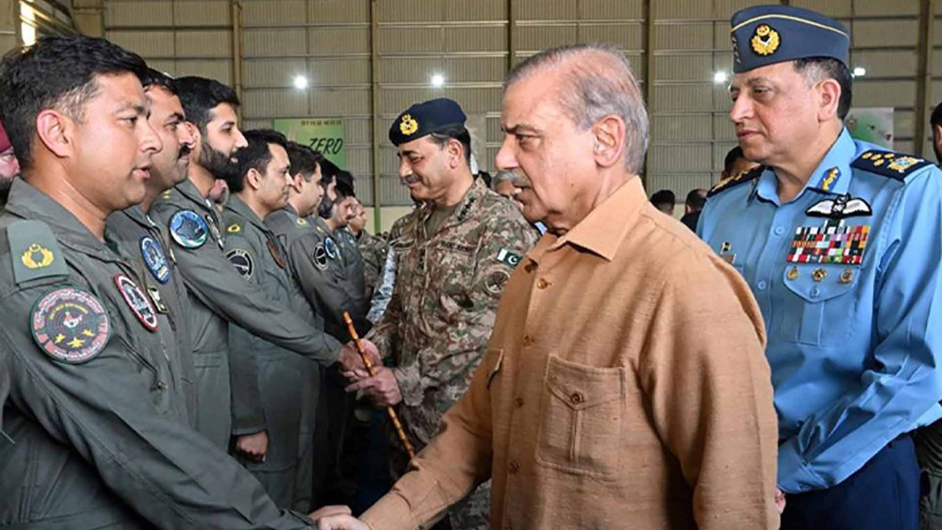 یومِ فضائیہ پر وزیراعظم کا پاک فضائیہ کے شاہینوں کو خراجِ تحسین