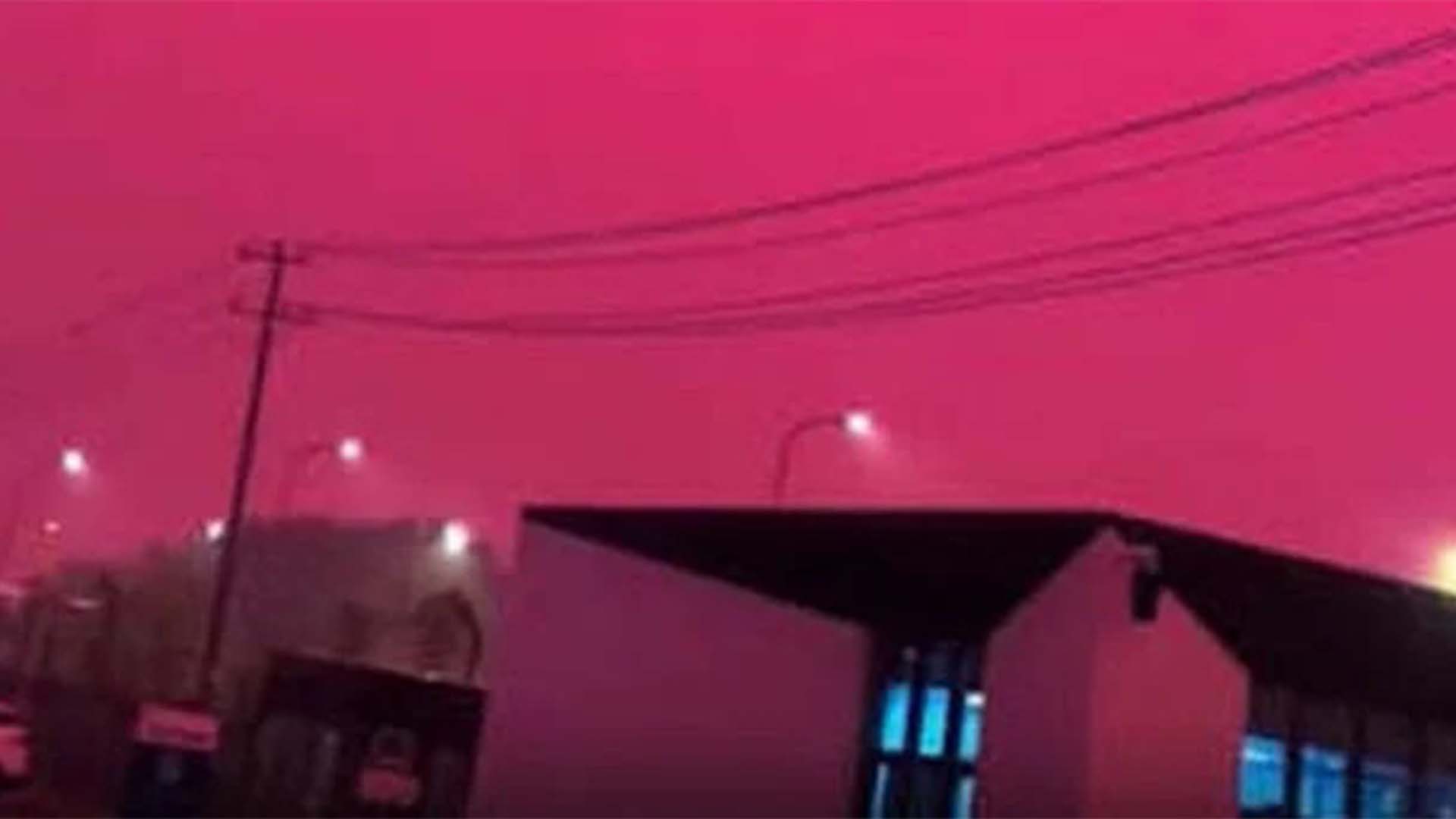 صرف چند منٹوں میں آسمان کا رنگ بدل گیا، چین میں حیرت انگیز منظر