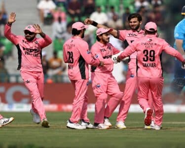 سہ ملکی سیریز میں پاکستان کی تباہ کن باولنگ جاری ، انگلش بیٹنگ لائن آغاز میں ہی لڑکھڑا گئی