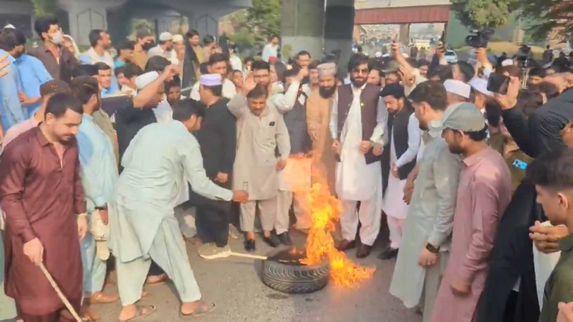 سہیل آفریدی کی اپنی ہی حکومت کے خلاف اپنی ہی اسمبلی کے سامنے دھرنا