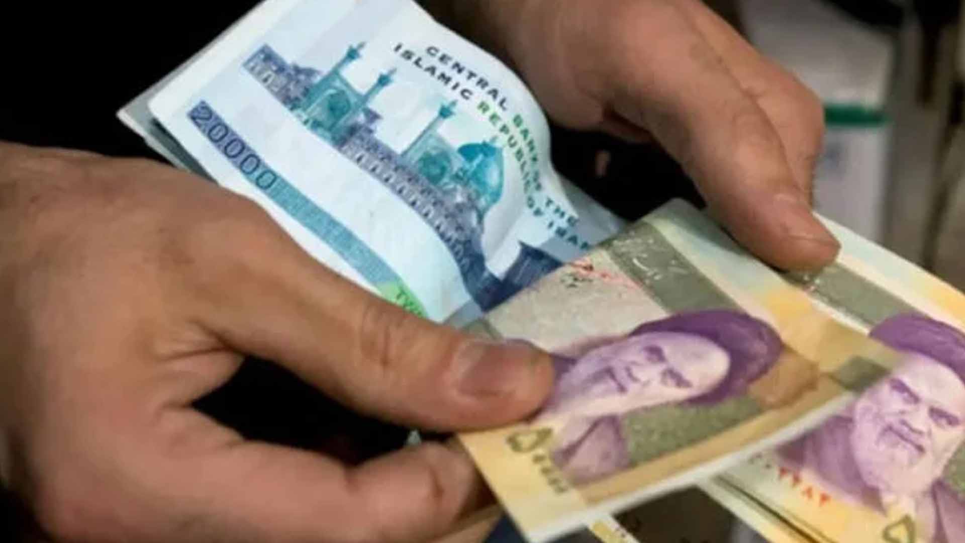 ایرانی شہری اپنی تمام رقم ڈالر اور سونے میں تبدیل کر رہے ہیں؟ حقیقت سامنے آ گئی