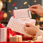 سالگرہ کے تحفے نے راتوں رات قسمت بدل دی، خاتون نے لاٹری میں بڑا انعام جیت لیا