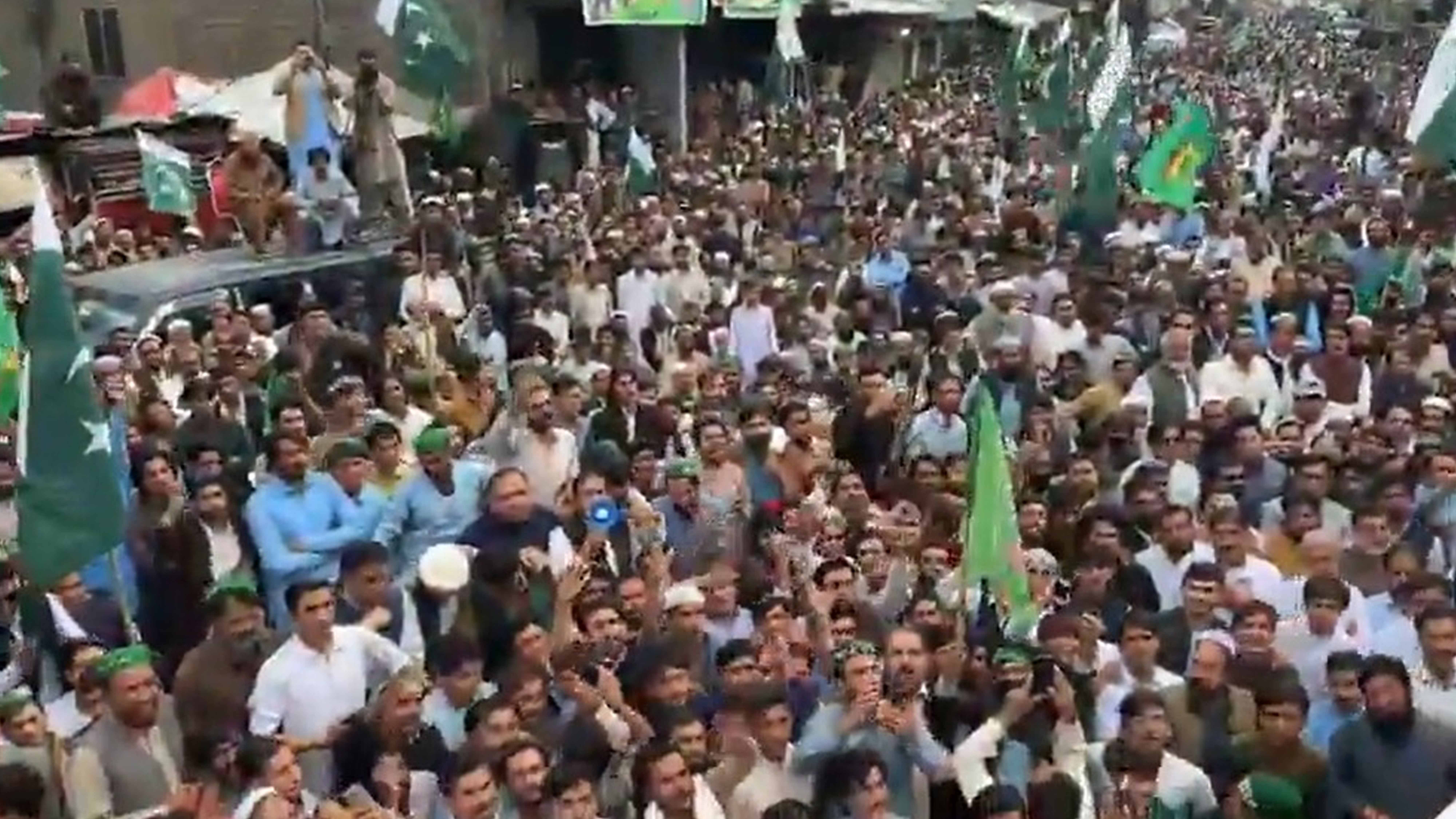 پی ٹی آئی کے اندھیر نگری چوپٹ راج کے خاتمے پر لوگ خوش،بشام میں امیر مقام کا جلسہ، عوام  کا جم غفیر امڈ آیا