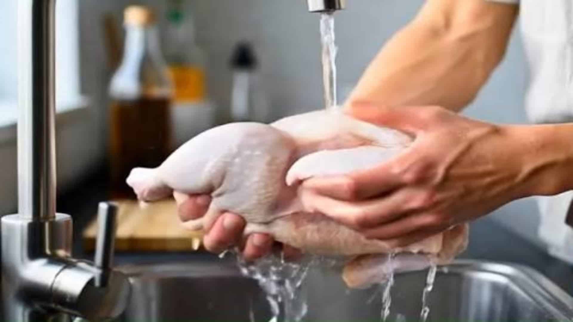 صفائی نہیں، خطرہ ! پکانے سے پہلے مرغی کا گوشت دھونا کتنا خطرناک؟ وجہ جان کر حیران رہ جائیں گے