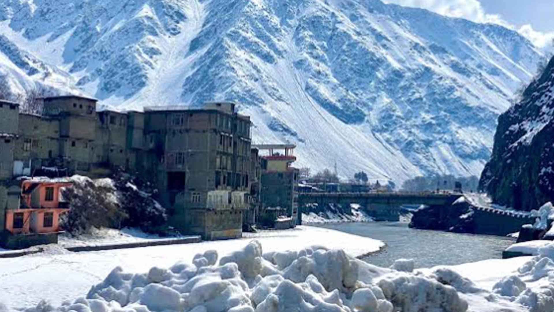 چترال میں موسم کی پہلی برفباری، پہاڑوں نے سفید چادر اوڑھ لی،سردی کی شدت بڑھ گئی