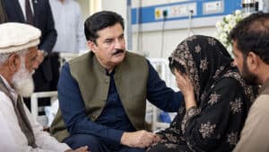 اب سیاست نہیں، عوام کا درد اہم، گورنر فیصل کریم کنڈی سکول سانحہ کے متاثرہ خاندانوں کے درمیان پہنچ گئے