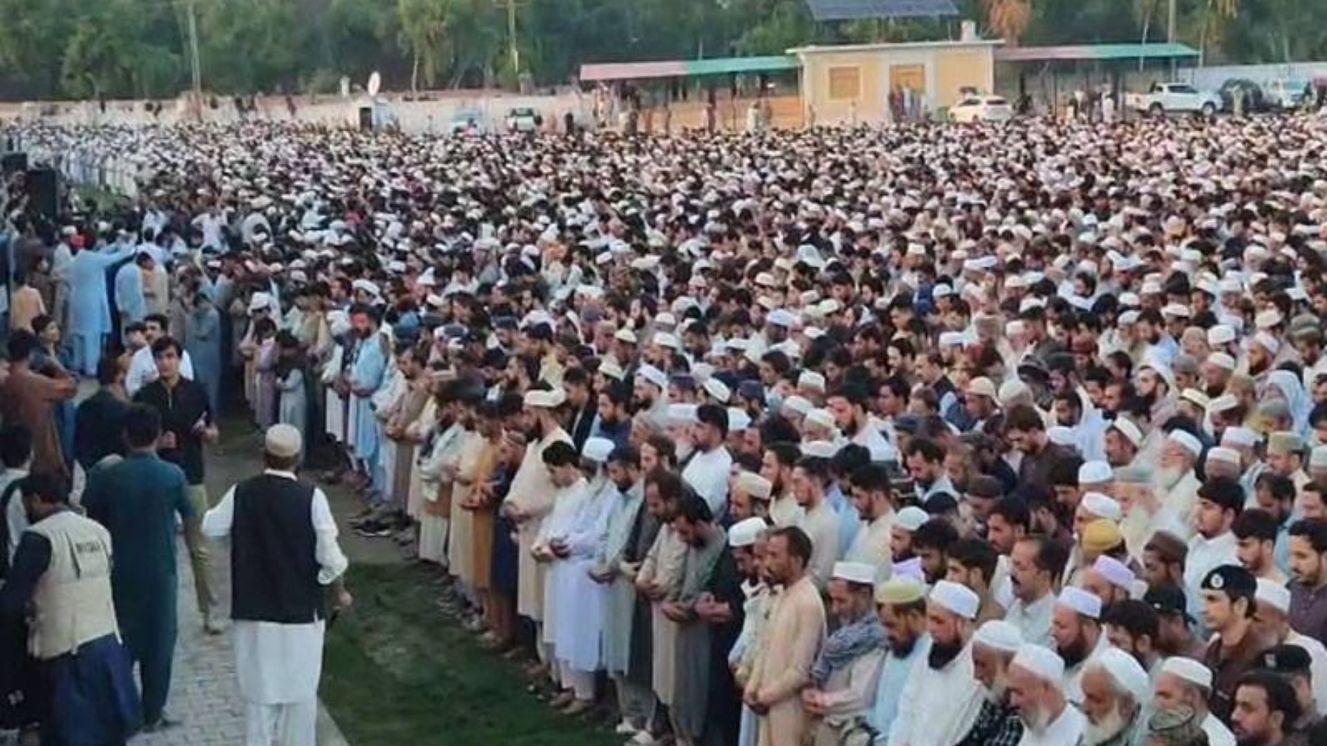 پشاور: اسکول حادثے میں جاں بحق 16 معصوم بچوں کی اجتماعی نمازِ جنازہ ادا، فضا سوگوار