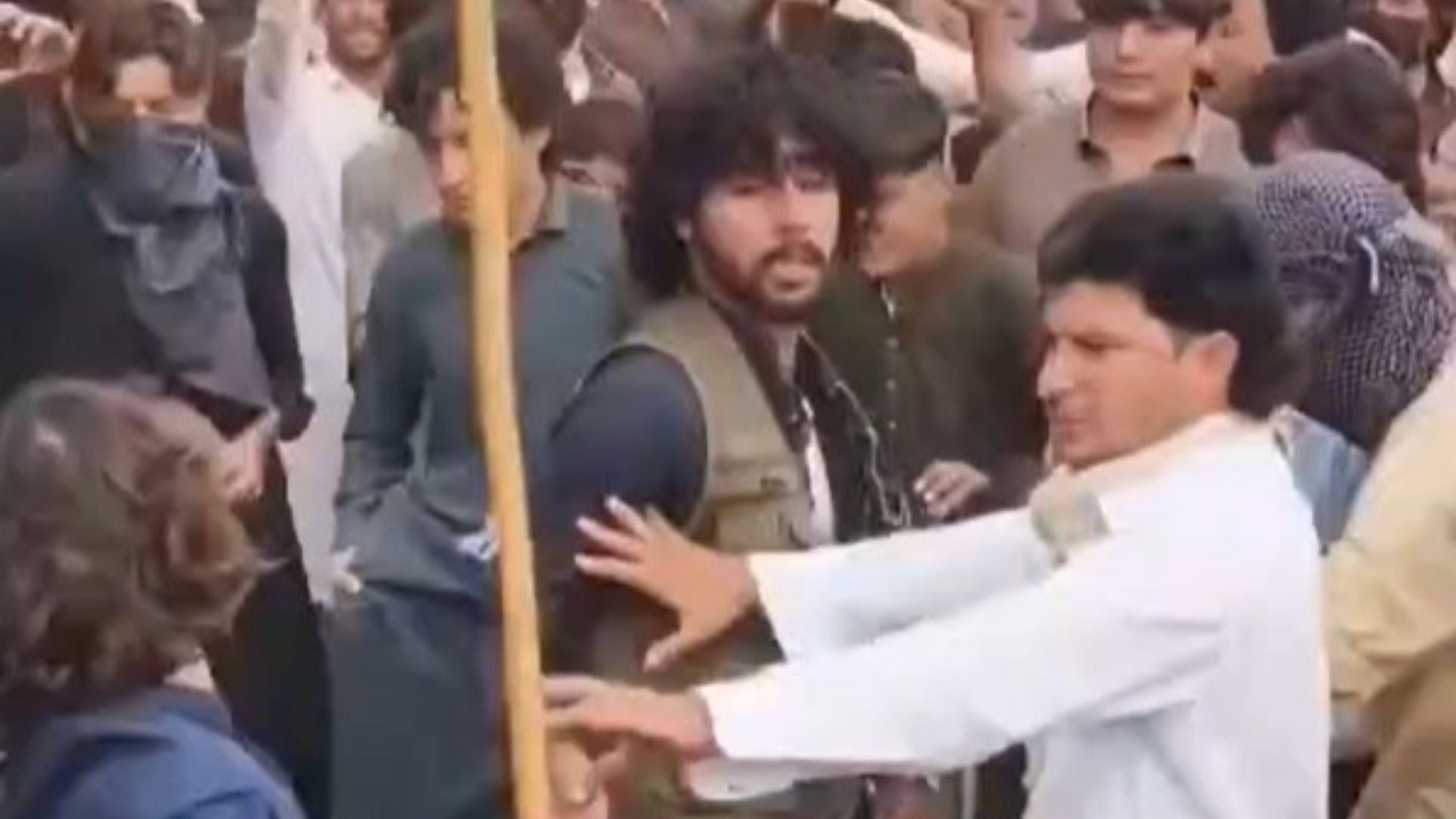 مظاہرین یا دہشتگرد: باڑہ میں ڈنڈا بردار مسلح جتھے کا  ٹاک ٹاک بنانے کے لئے گھر سے لائی ہوئی پولیس وردیاں جلانے کا ڈرامہ