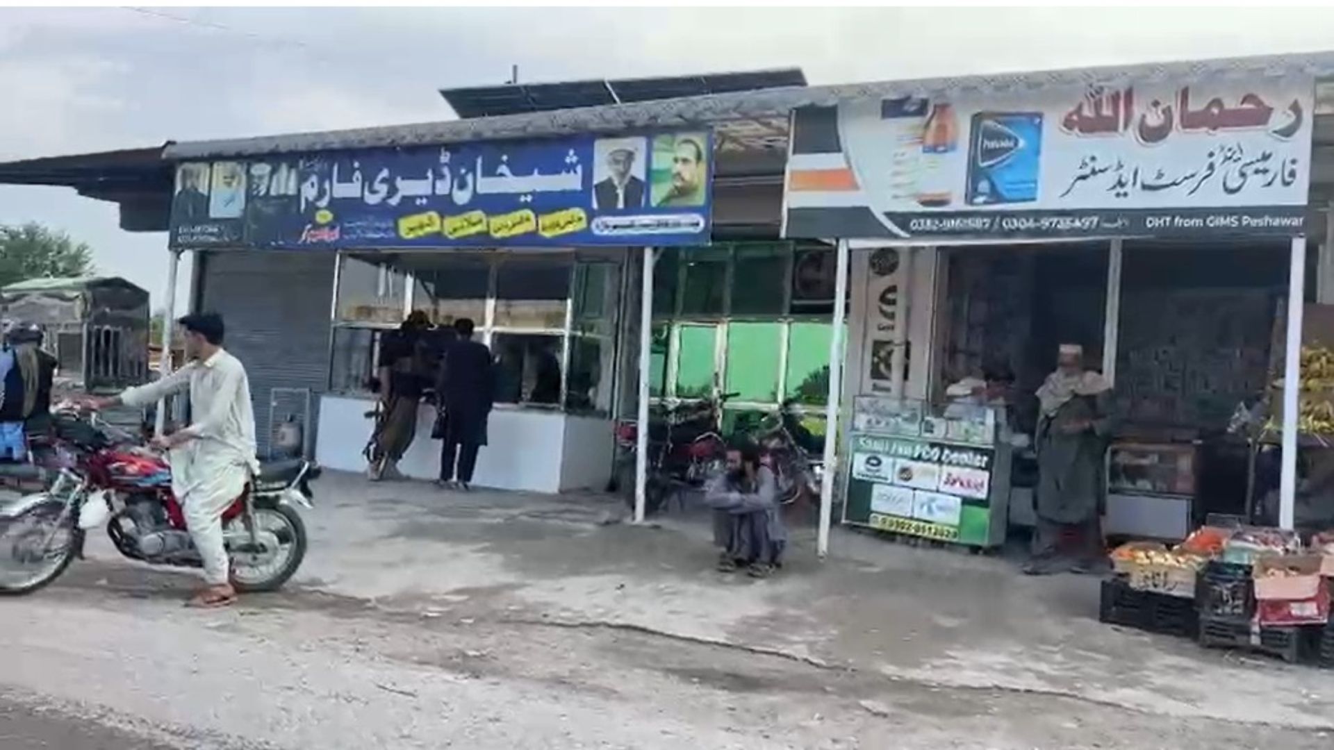 نہ کوئی بندہ نہ احتجاج ،  سہیل آفریدی کے آبائی ضلع خیبر میں  واقع حجرے کے سامنے بھی دکانیں اور بازار  کھلے رہے، زندگی معمول کے مطابق رواں دواں