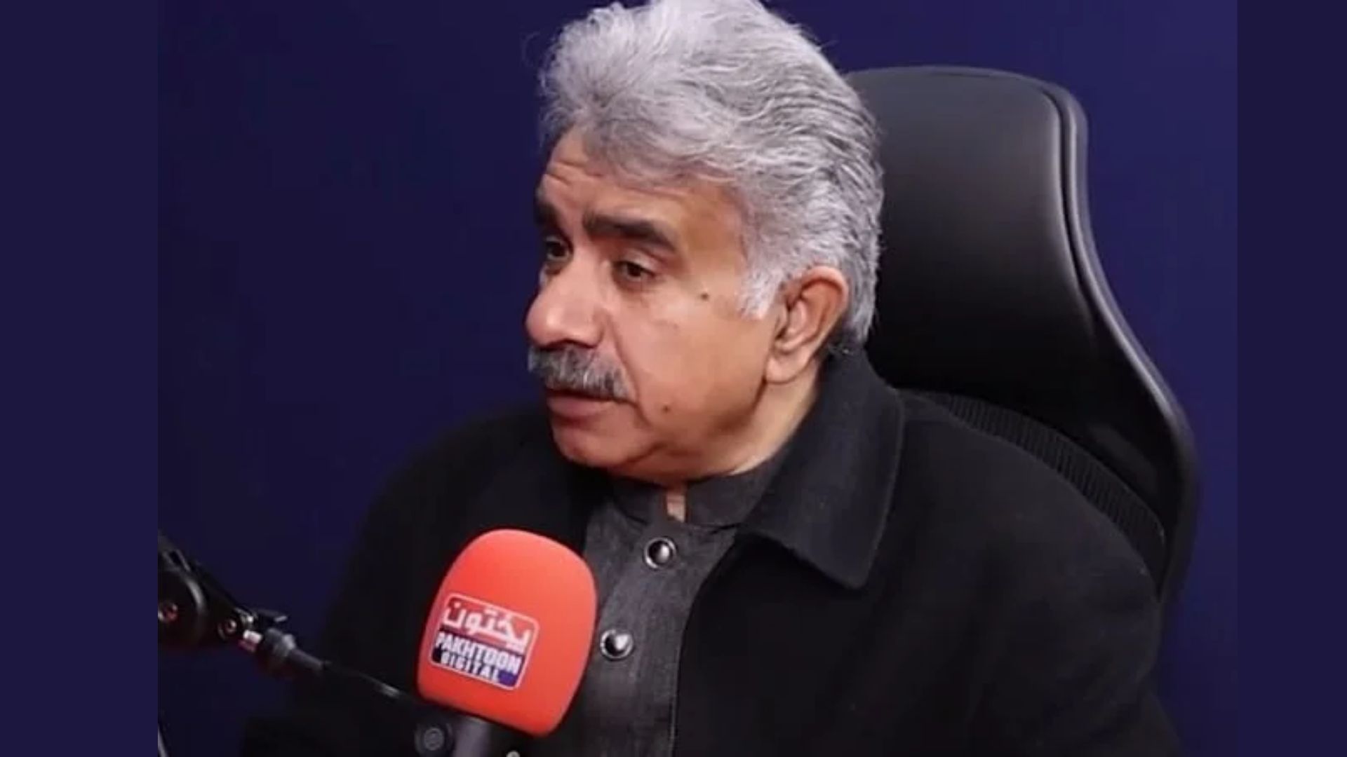 امریکی سفیر کے سامنے وزارتِ عظمیٰ کی خواہش اور عوام کے سامنے شہدا اور ریاست کے خلاف بیان، ظاہر شاہ شیرازی نے  فضل الرحمان کی سیاست کے دوہرے معیار کو بے نقاب کردیا