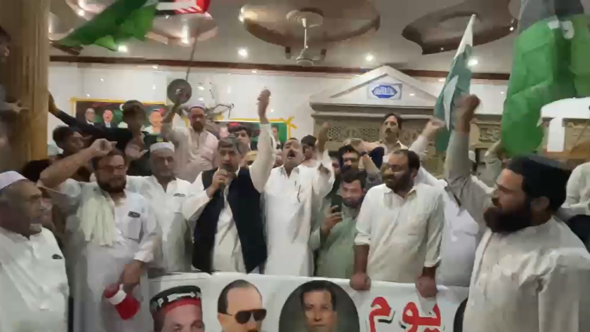 سوات میں یوم نجات کا جشن، محفل موسیقی کا انعقاد، نوشہرہ میں بھی آتش بازی، مردان میں بھی مٹھائیاں تقسیم،پاک فوج کے حق میں نعرے بازی