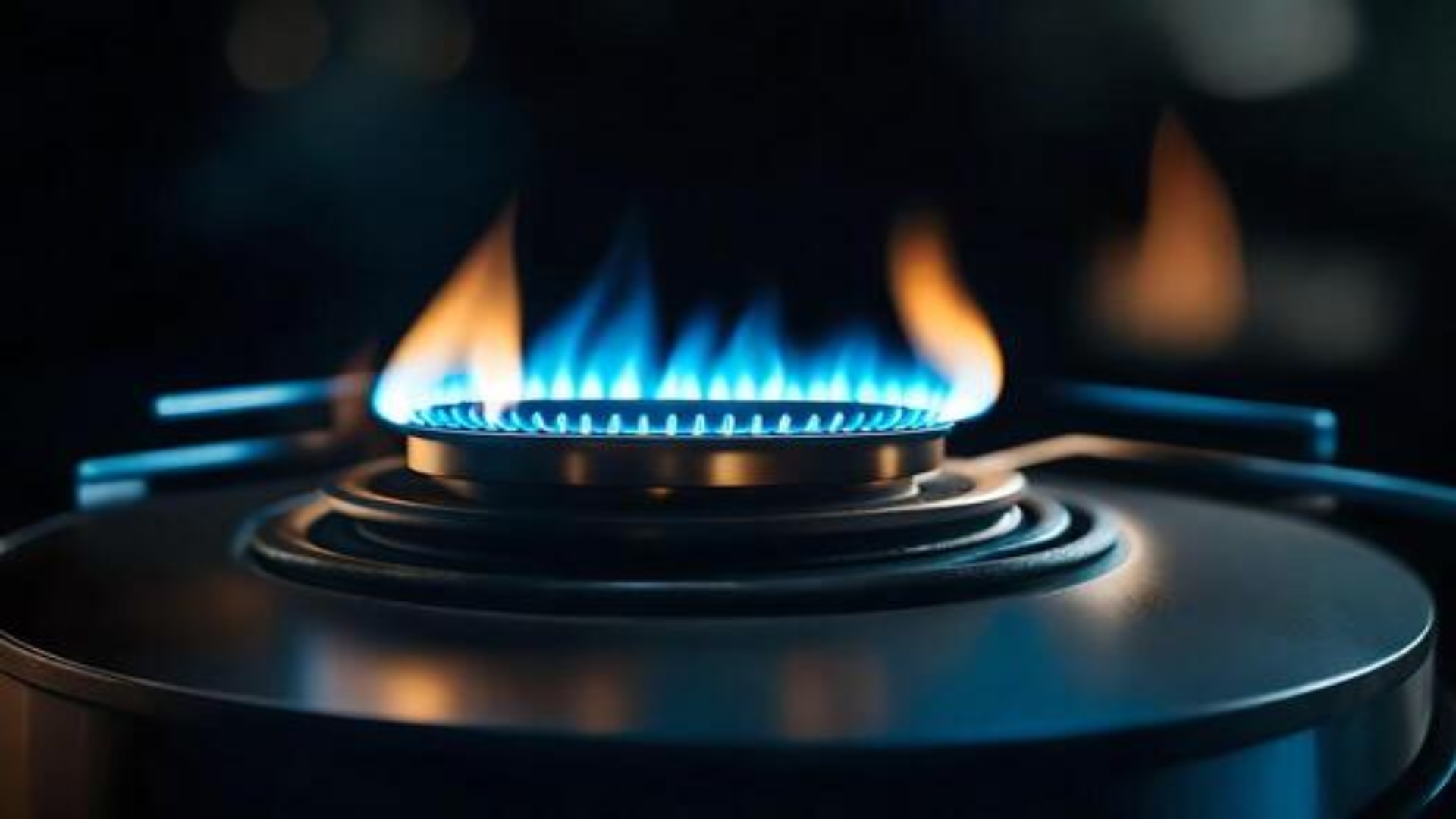سردیوں میں گیس بحران کا خدشہ، صارفین کو روزانہ کتنے گھنٹے گیس ملنے کا امکان؟