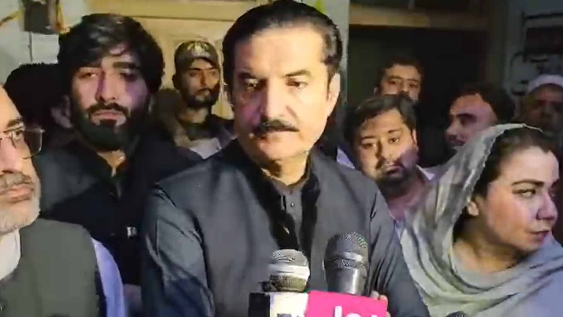 متاثرین کو امداد، ذمہ داروں کا احتساب! پشاور واقعے کے شہدا کے ورثا   کیلئے 10 لاکھ، زخمیوں کو 2 لاکھ دینگے، تمام اسکولوں کا آڈٹ ہوگا،گورنر کے پی