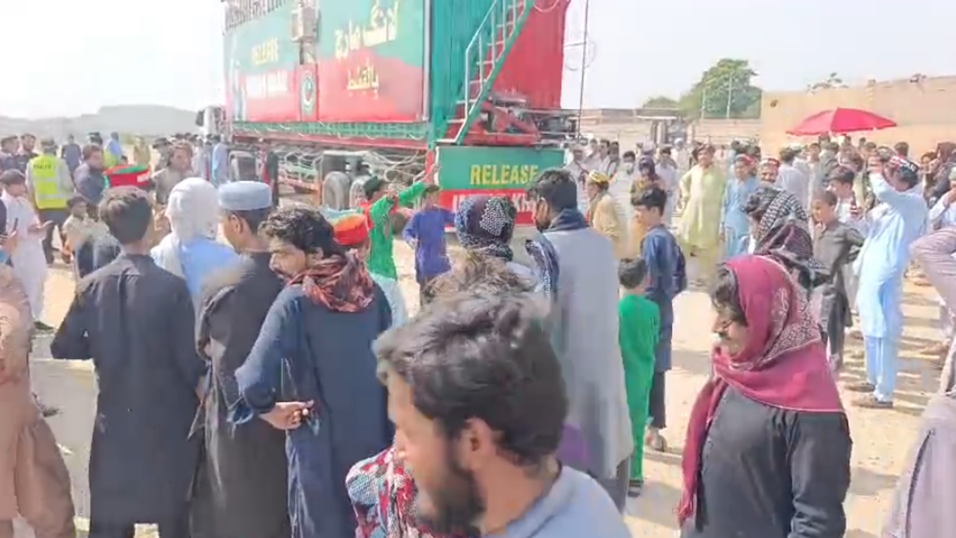 کرک میں سیاسی شو فلاپ ،عمران خان کی رہائی مہم کارکنان کی ڈانس پارٹی بن گئی