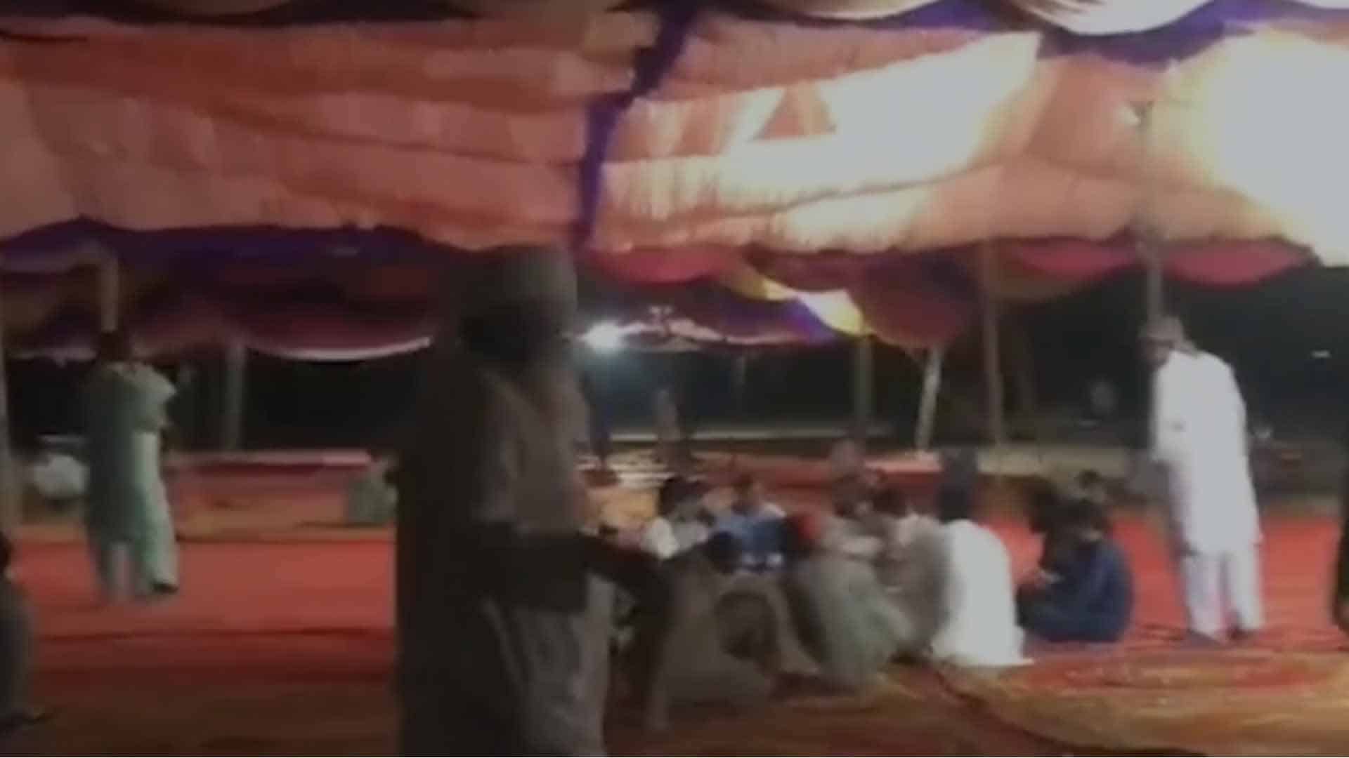 دعوے 20 لاکھ لوگوں کے،حاضری پانچ سو کی بھی نہ نکلی، خالی خیمے پی ٹی آئی کی ناکامی کا منظر پیش کرنے لگے