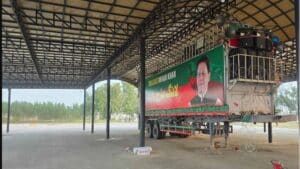 انقلاب کا ملبہ مردان سے برآمد،کنٹینر کے ٹائر پنکچر،انقلابی غائب